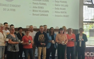 Bernard reçois la médaille d’argent de la FFBB